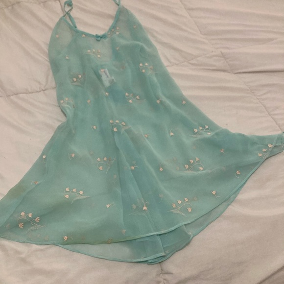 Sheer and sweet Fredericks of Hollywood! Vintage sheer with bows and embroidery. - Picture 2 of 6